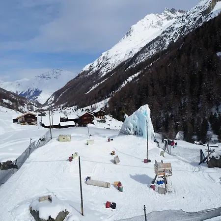 Отель Aiguille De La Tza 2*